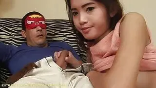 青少年变性人脱掉她的红色内裤并骑上鸡巴